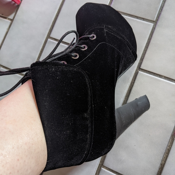 Black Velvet Platform Booties Size 9 Seriously Comfortable! - Picture 5 of 5